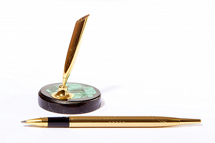 Ручка с подставкой из камня малахит