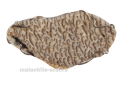 Брошь из камней