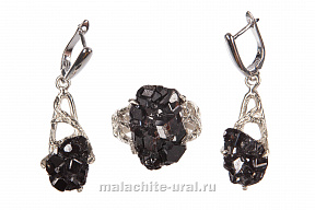 Серьги и кольцо с меланитом